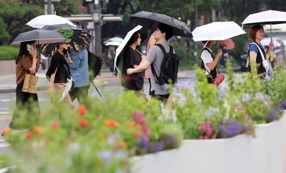 비 내리는 광화문…우산 쓴 시민들 발길