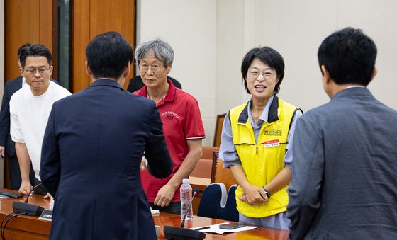 마트노조 등 참석자들과 인사 나누는 민주당 의원들