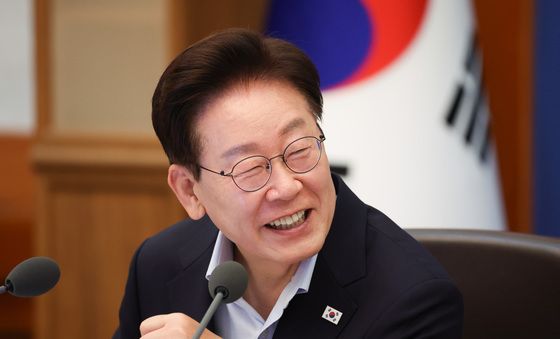 미소 짓는 이재명 대통령