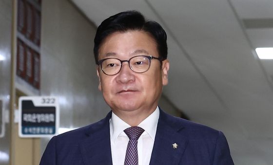 한병도 운영위원장과 회동하기 위해 이동하는 정점식 원내대표