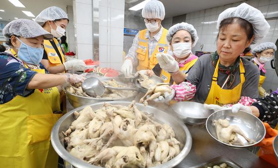 "삼계탕 드시고 삼복 더위 이기세요"