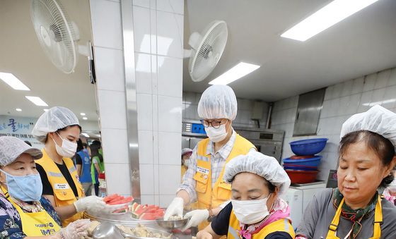 "삼계탕 드시고 삼복 더위 이기세요"