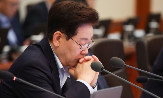 생각에 잠긴 이재명 대통령