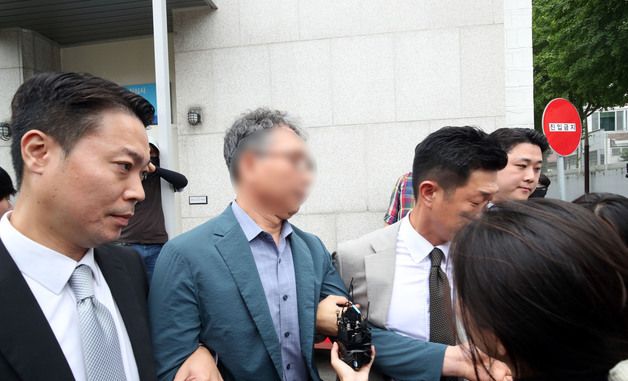 영장심사 마치고 나가는 장윤기 사건 형사과장