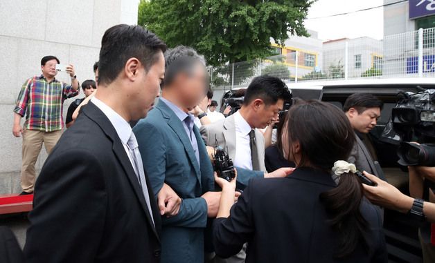 영장심사 마치고 나가는 장윤기 사건 형사과장
