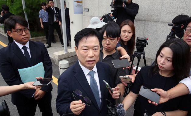 취재진 질문에 답하는 장윤기 사건 전 형사과장 변호인
