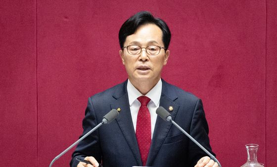 '종합특검 연장법' 필리버스터 이어가는 윤용근 의원