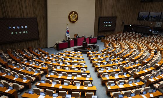 특검법 필리버스터 이어지는 본회의장