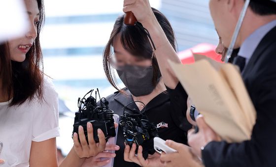묵묵부답으로 법원 들어서는 '올다르크'