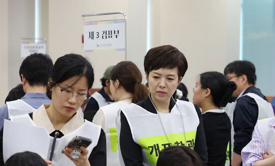재검표 참관하는 김은혜 의원
