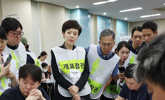 재검표 참관하는 김은혜 의원