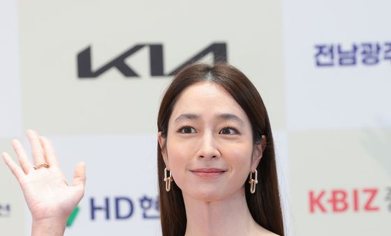 이민정, 빛나는 손 인사