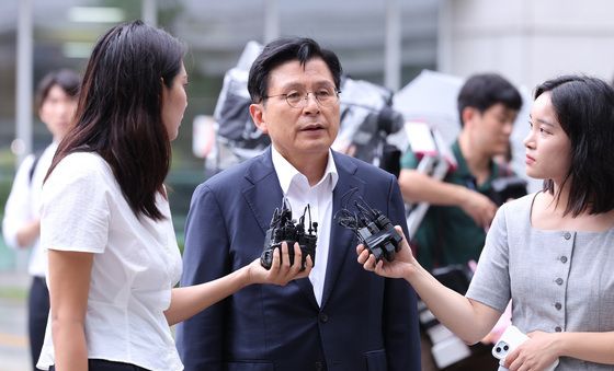 황교안, '올다르크' 변호인단 자격으로 법원 출석