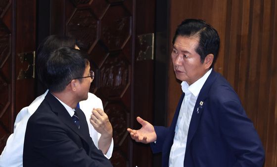 본회의장 대화하는 한병도·정청래