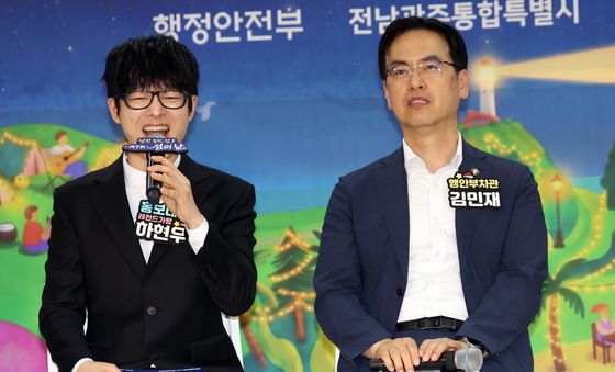 토크쇼하는 가수 하현우