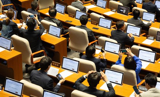 특검법 통과 촬영하는 여당 의원들