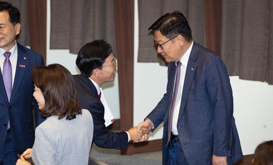 무제한토론 마친 윤용근 의원 격려하는 정점식 원내대표