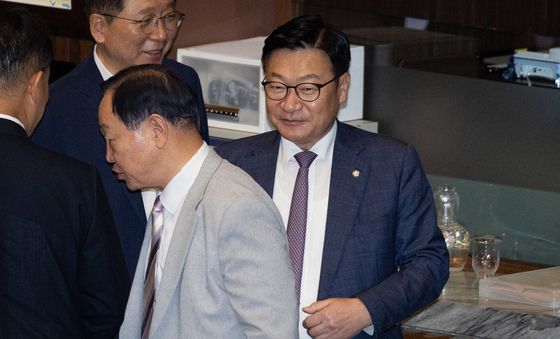무제한토론 참여 의원들과 인사하는 정점식 국민의힘 원내대표