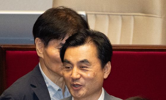 특검법 무제한토론 종결 표결하는 안규백 장관