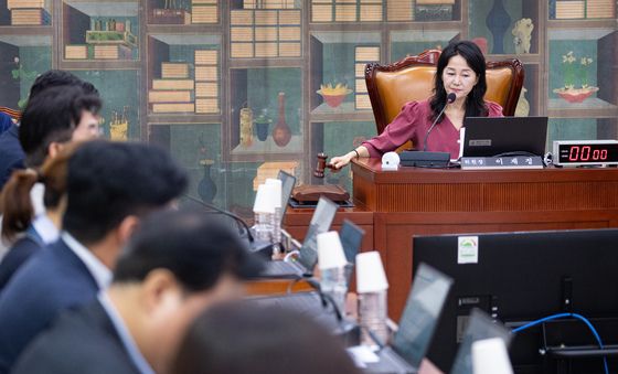 의사봉 두드리는 이재정 국회 문체위원장