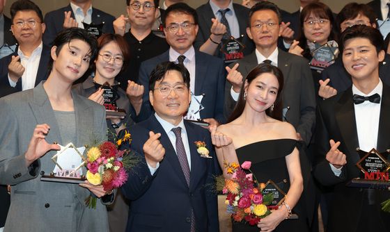 기념 촬영하는 유승호 대표