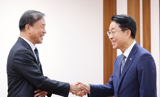 김종철 위원장과 인사하는 조정식 의장
