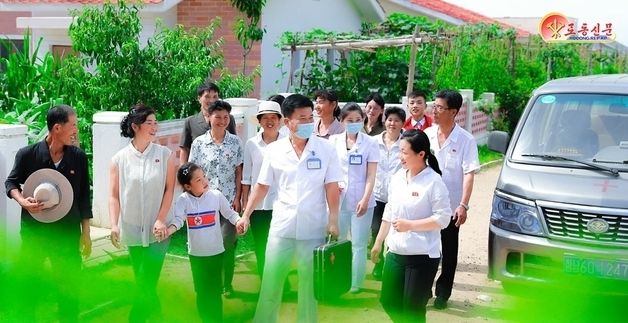보주농장 찾은 신포시 의료일꾼들