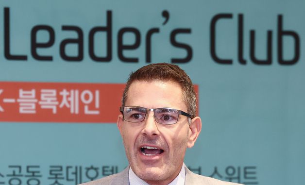 발표하는 닉 머살렘 아바클라우드 CEO