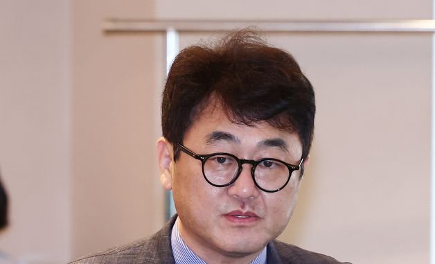 블록체인리더스클럽서 1분 스피치하는 구태언 AI그룹총괄
