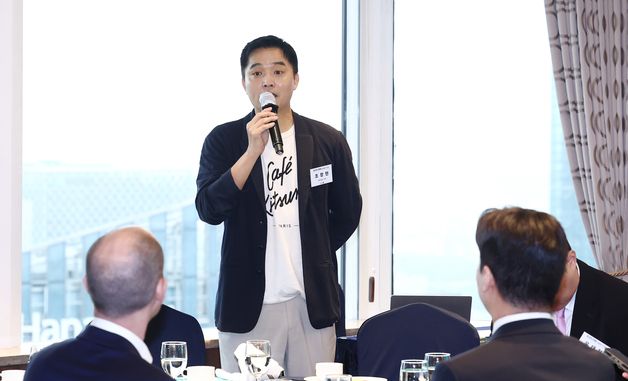 블록체인리더스클럽서 1분 스피치하는 조창현 원셀프월드 대표