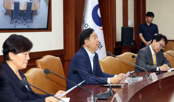 경제산업경쟁력강화 관계장관회의 주재하는 구윤철 부총리