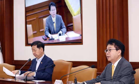 비상경제본부회의 발언하는 이한주 이사장