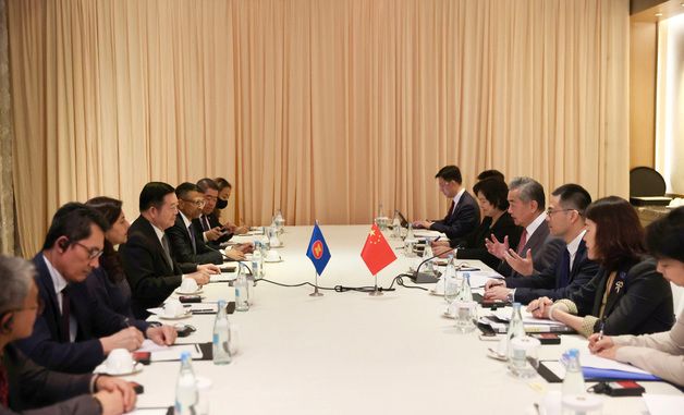 [포토] 中왕이, 아세안 사무총장과 회담