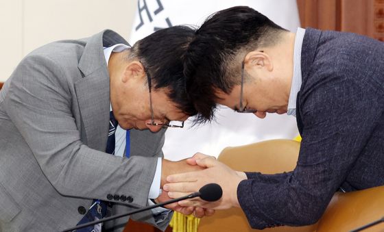 머리숙여 인사하는 박상진 회장과 문신학 차관