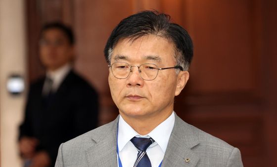 비상경제본부회의 참석하는 박상진 산업은행 회장