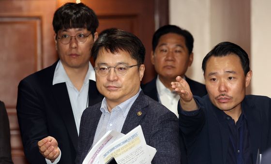 비상경제본부회의 참석하는 문신학 차관
