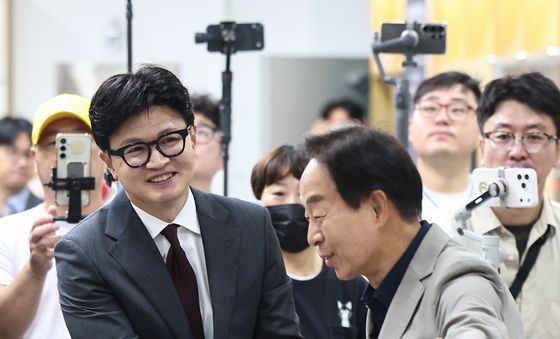 김영삼대통령기념재단 찾은 한동훈 의원