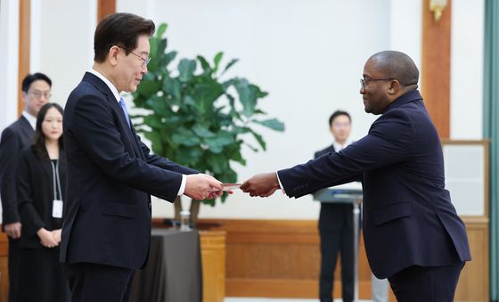 주한탄자니아대사 신임장 받는 이재명 대통령