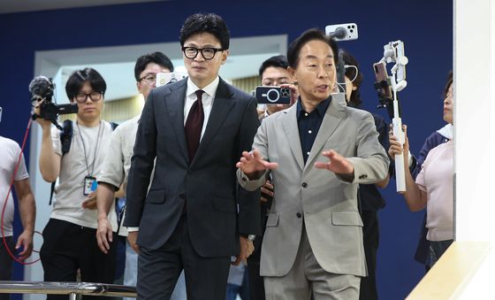 김영삼 전 대통령 전시 관람하는 한동훈 의원
