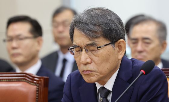 생각에 잠긴 노태악 전 선관위원장