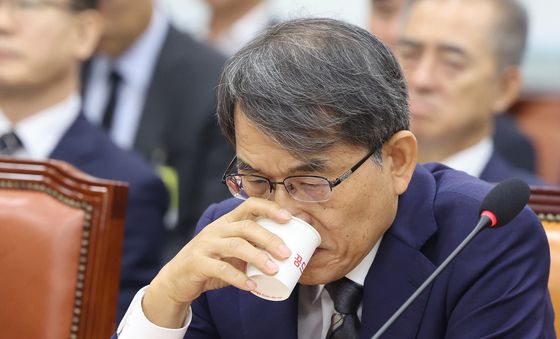 물 마시는 노태악 전 선관위원장