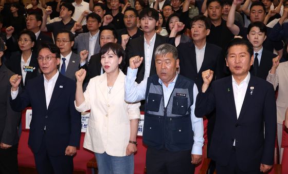 임을 위한 행진곡 부르는 김민석·정청래