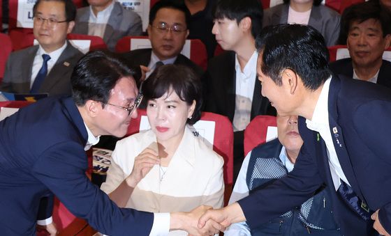 악수하는 김민석·정청래