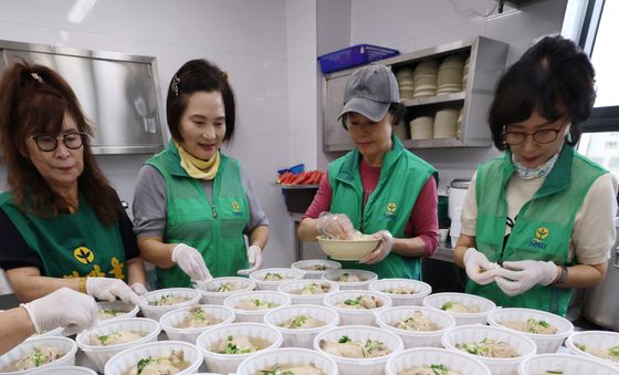 영화동 부녀회, 중복 앞두고 삼계탕 준비