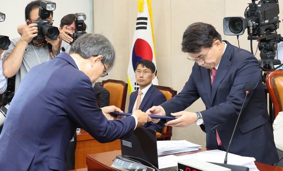선서문 전달하는 노태악 전 선관위원장