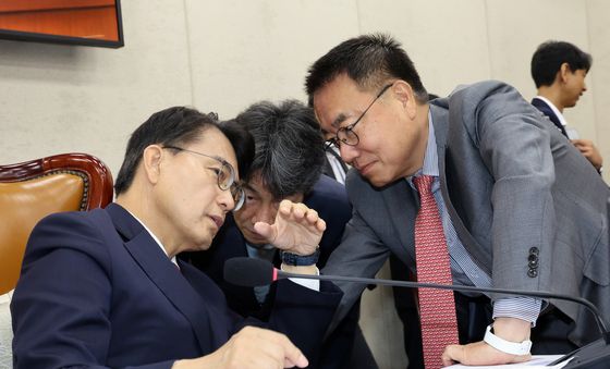與野 간사와 대화 하는 윤상현 위원장