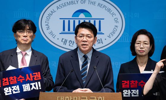 검찰 보완수사권 폐지 촉구하는 김준형 조국혁신당 당대표 직무대행 겸 원내대표