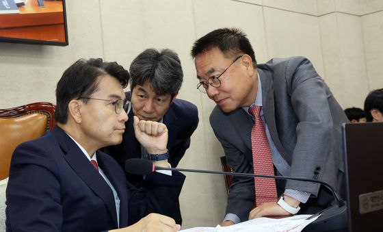與野 간사와 대화 하는 윤상현 위원장