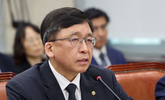 의원 질의에 답하는 강동원 선관위 사무총장 직무대리