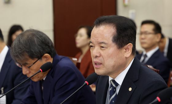 의원질의에 답하는 위철횐 직무대행
